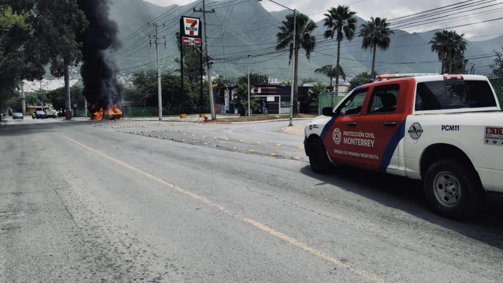 Camioneta se incendia en Valle Alto y queda consumida por las llamas