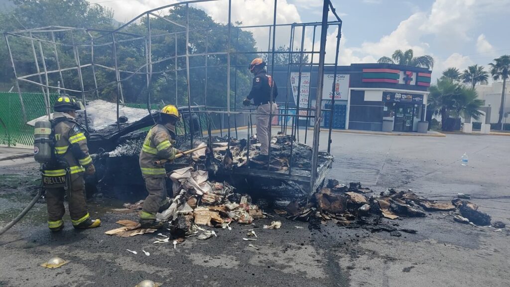 Camioneta se incendia en Valle Alto y queda consumida por las llamas