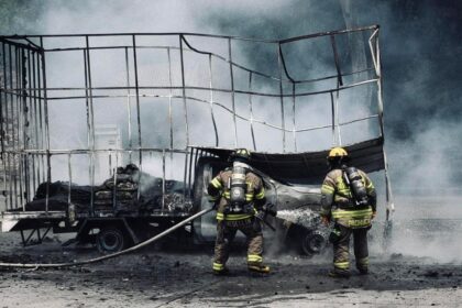 Camioneta se incendia en Valle Alto y queda consumida por las llamas