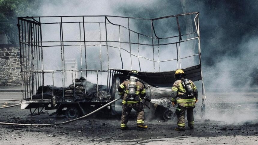 Camioneta se incendia en Valle Alto y queda consumida por las llamas