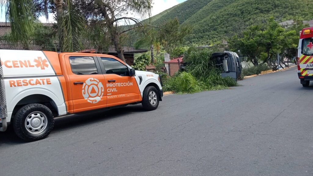Camioneta termina semivolcada sobre jardinera en Cumbres; conductora resulta ilesa
