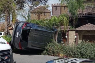 Camioneta termina semivolcada sobre jardinera en Cumbres; conductora resulta ilesa