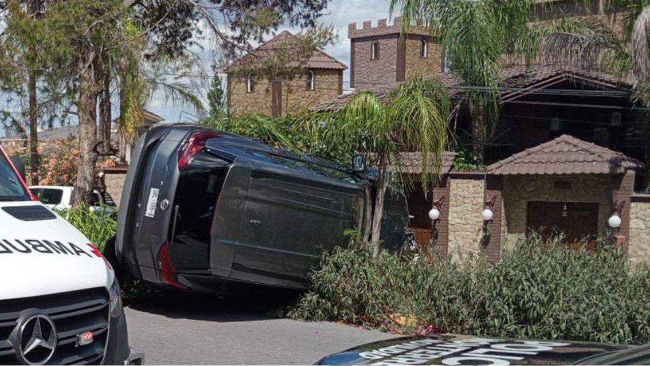 Camioneta termina semivolcada sobre jardinera en Cumbres; conductora resulta ilesa