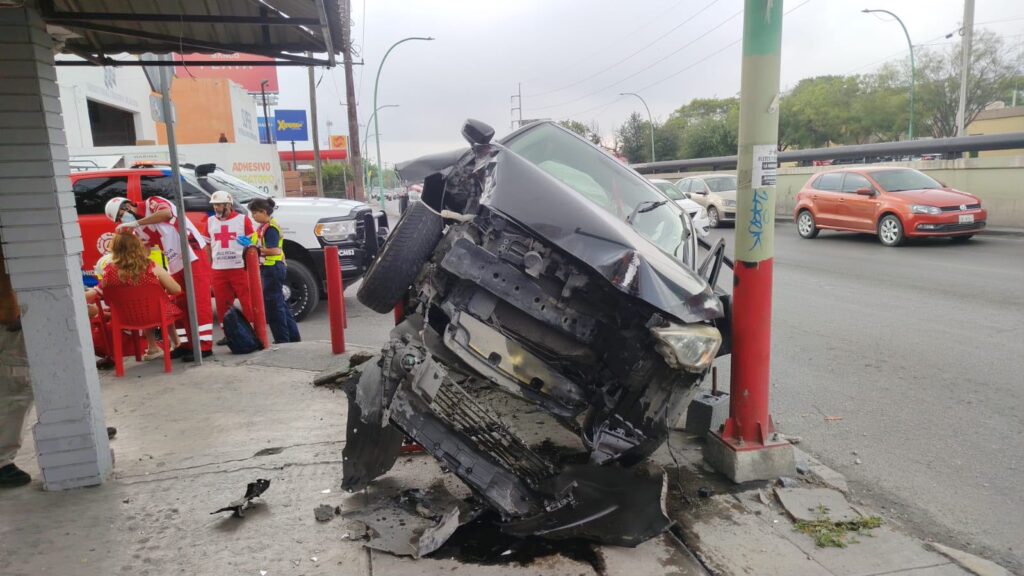 Choque en avenida Lincoln; madre e hijo resultan ilesos