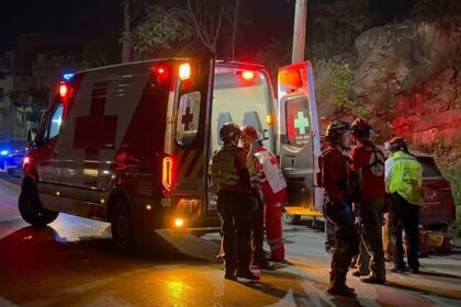 Mujer y niño resultan lesionados tras fuerte choque contra poste la colonia Lomas Modelo en Monterrey
