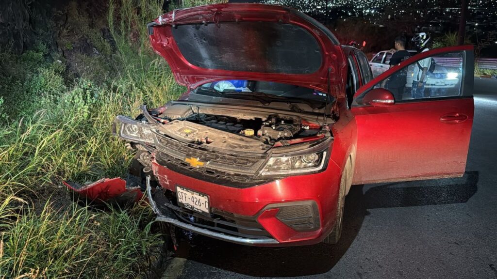 Mujer y niño resultan lesionados tras fuerte choque contra poste la colonia Lomas Modelo en Monterrey