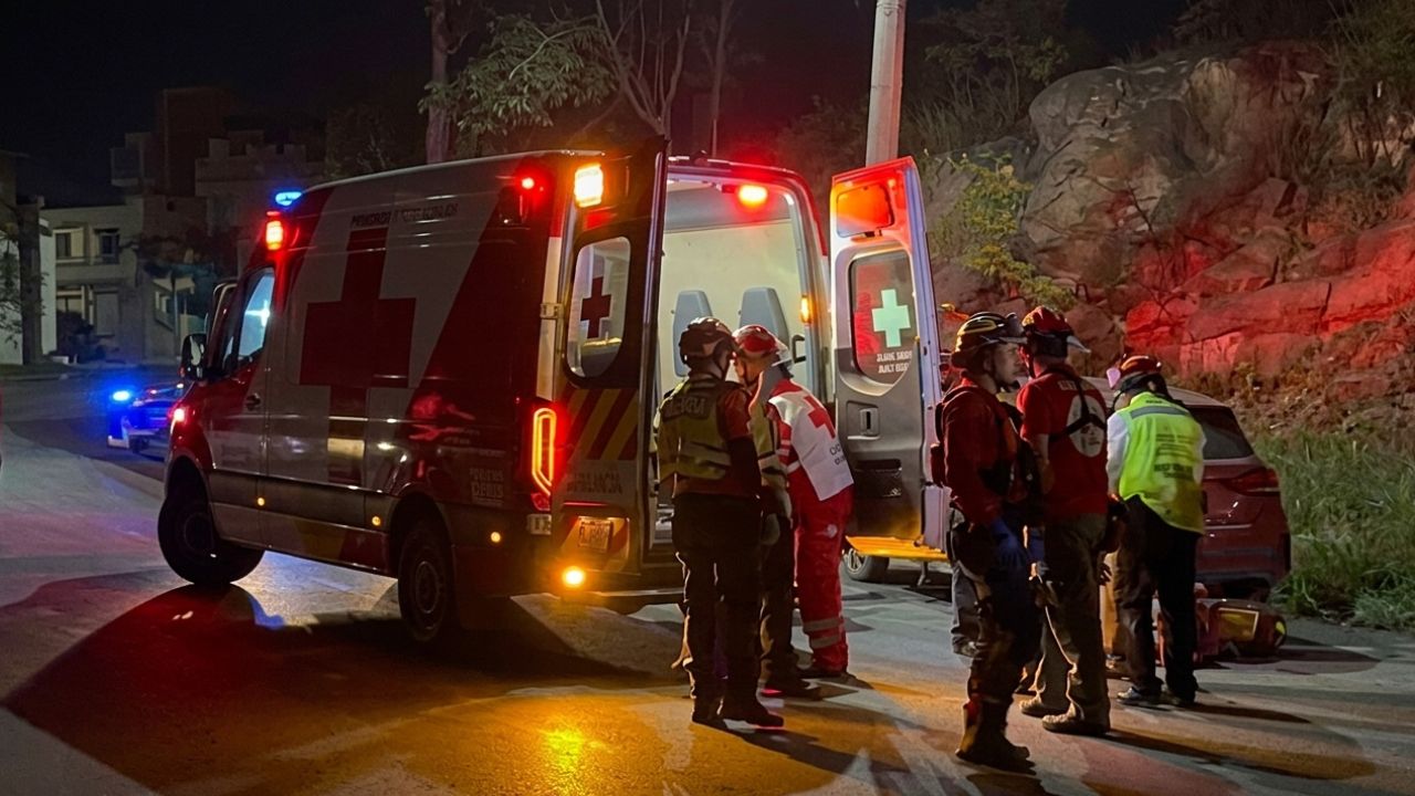 Mujer y niño resultan lesionados tras fuerte choque contra poste la colonia Lomas Modelo en Monterrey