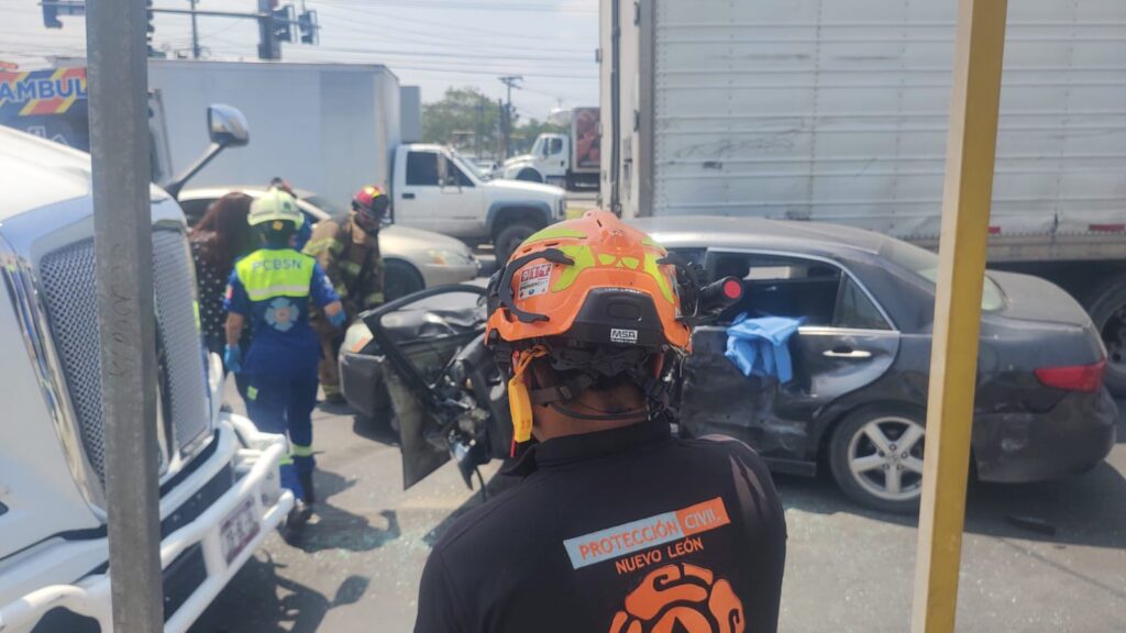 Choque entre tráileres deja a mujer atrapada en San Nicolás