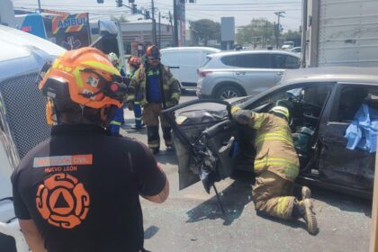Choque entre tráileres deja a mujer atrapada en San Nicolás