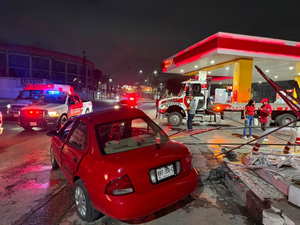 Conductora pierde el control y choca contra andamios en Monterrey