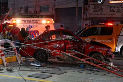Conductora pierde el control y choca contra andamios en Monterrey