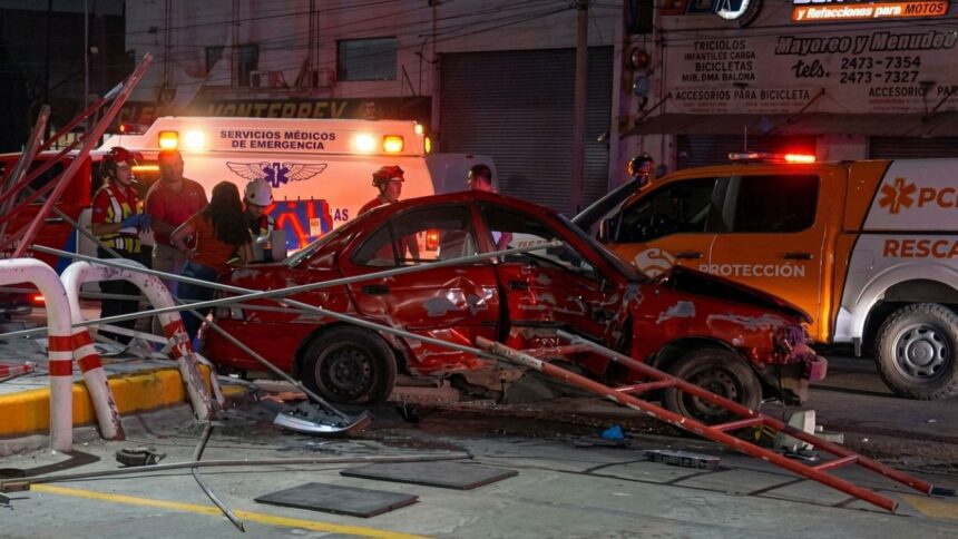 Conductora pierde el control y choca contra andamios en Monterrey