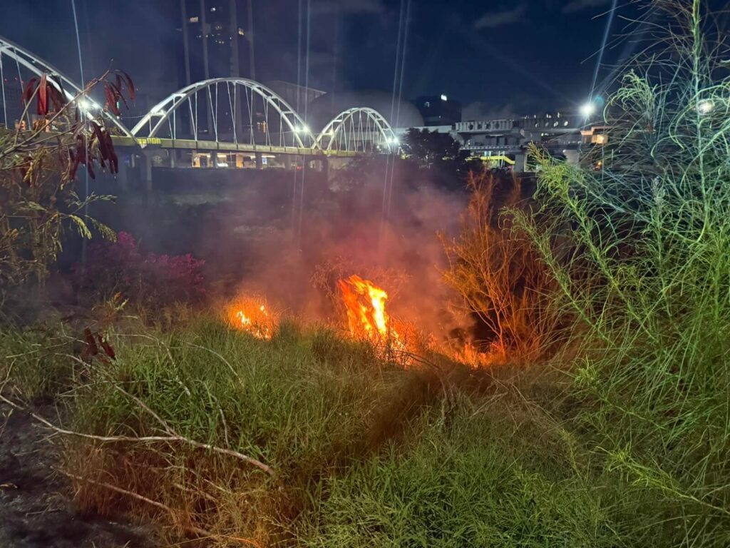 Controlan incendio de pastizal en el Río Santa Catarina a la altura del Puente del Papa