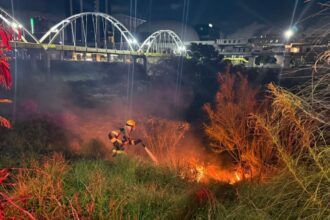 Controlan incendio de pastizal en el Río Santa Catarina a la altura del Puente del Papa
