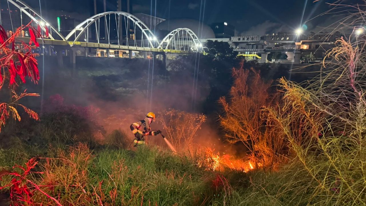 Controlan incendio de pastizal en el Río Santa Catarina a la altura del Puente del Papa