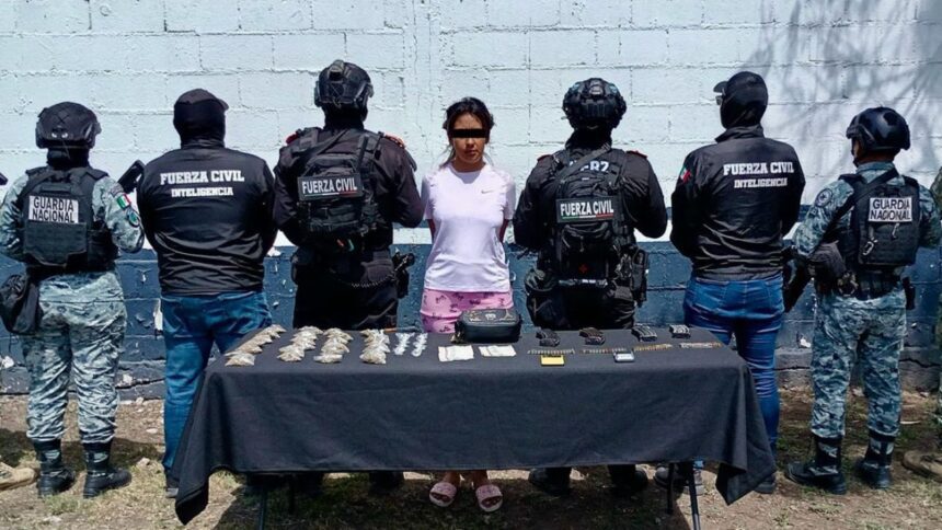 Capturan en Cadereyta a presunta generadora de violencia con droga y cargadores abastecidos
