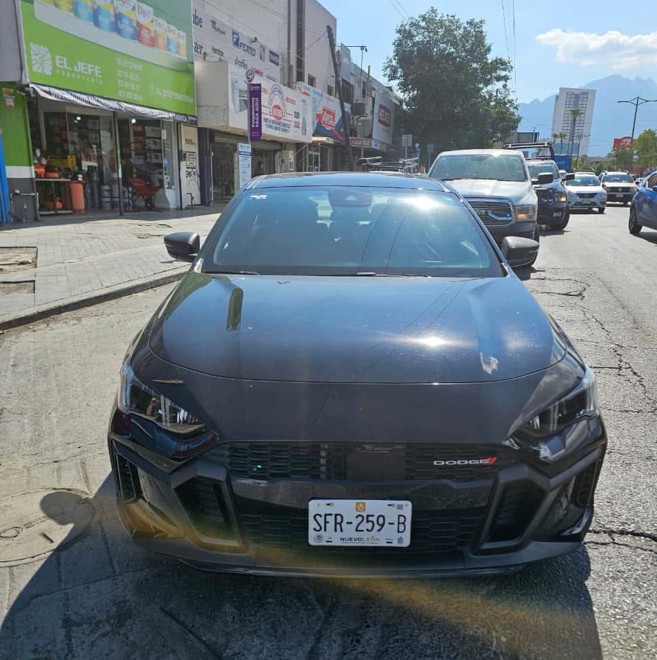 Detienen a hombre por presuntas placas falsas en Monterrey; lo investigan por fraude en gasolinera