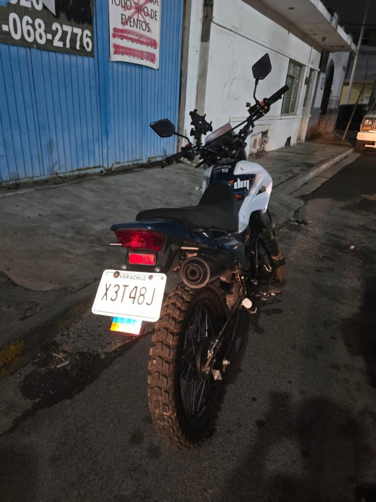 Detienen a dos motociclistas en Monterrey por presunta falsificación de documentos en M
