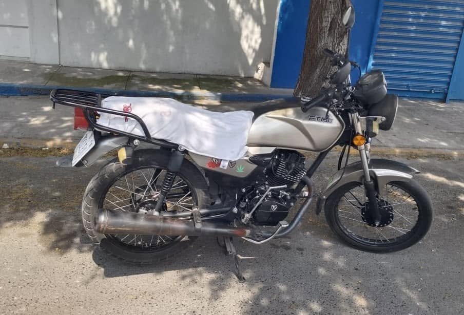 Detienen a dos motociclistas en Monterrey por presunta falsificación de documentos en M
