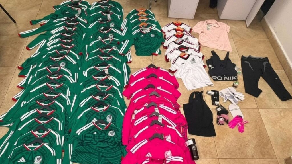 Detienen a cinco personas con decenas de jerseys de la Selección Mexicana presuntamente robados en San Pedro