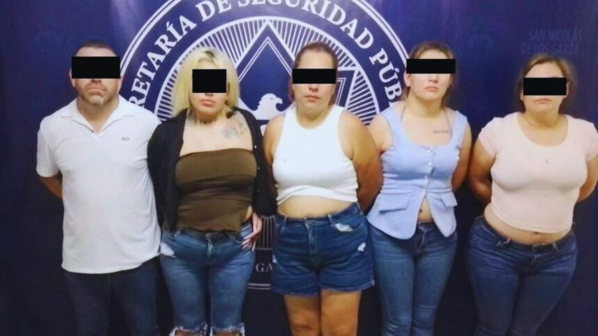 Detienen a cinco personas con decenas de jerseys de la Selección Mexicana presuntamente robados en San Pedro