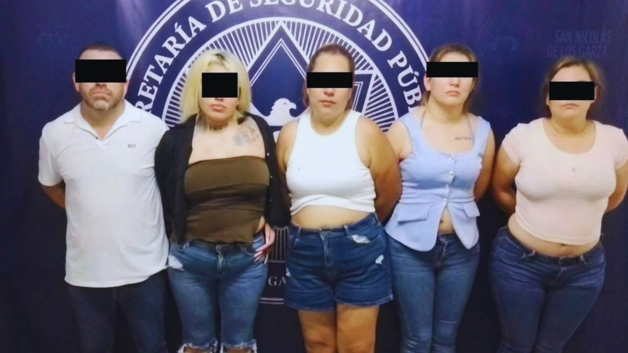 Detienen a cinco personas con decenas de jerseys de la Selección Mexicana presuntamente robados en San Pedro