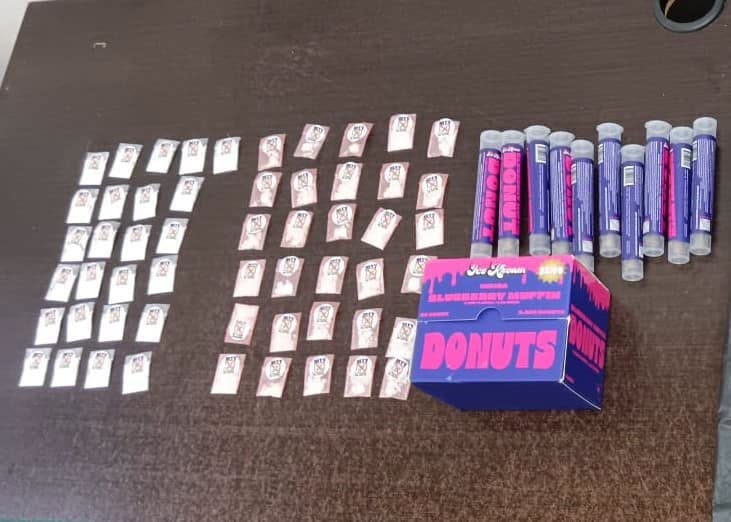 Detienen a hombre y menor con droga en Monterrey