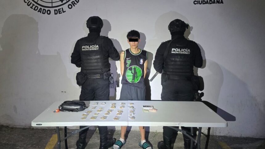 Joven de 18 años es detenido con presunta droga; aseguran camioneta investigada en Monterrey
