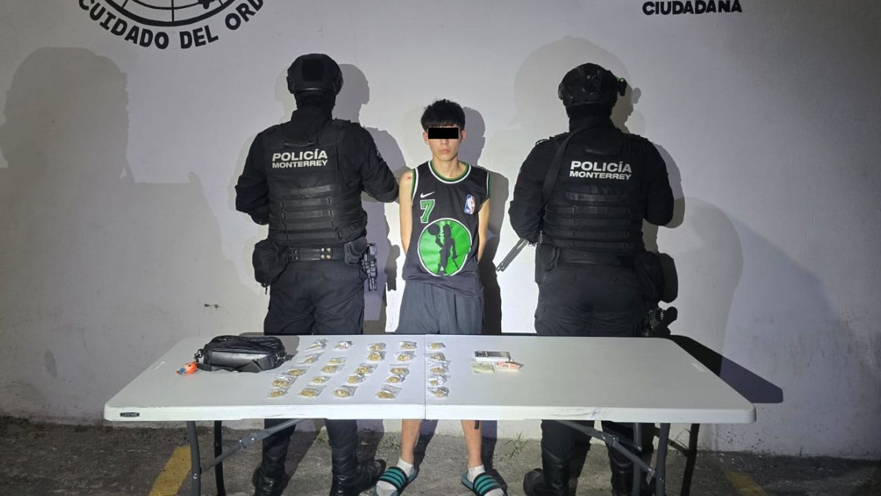 Joven de 18 años es detenido con presunta droga; aseguran camioneta investigada en Monterrey