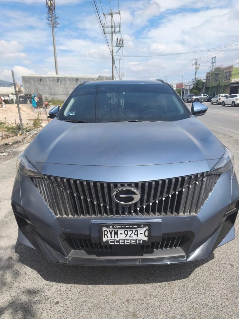 Detienen a presunto monta choques tras agredir a un oficial en Monterrey
