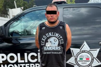 Detienen a presunto monta choques tras agredir a un oficial en Monterrey