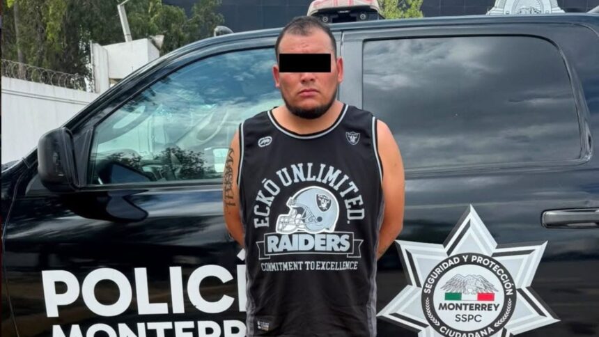 Detienen a presunto monta choques tras agredir a un oficial en Monterrey