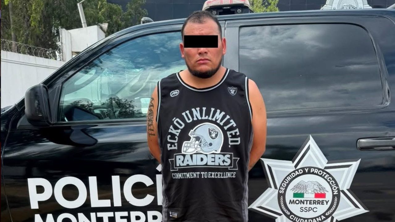 Detienen a presunto monta choques tras agredir a un oficial en Monterrey