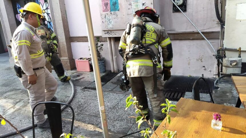 Evacúan 290 personas por incendio en Barrio Antiguo de Monterrey