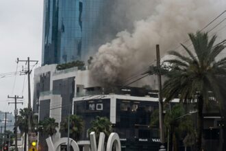 Evacúan a 350 personas por incendio en restaurante "El Tigre" del Metropolitan Center, en San Pedro Garza García