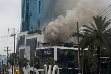 Evacúan a 350 personas por incendio en restaurante "El Tigre" del Metropolitan Center, en San Pedro Garza García