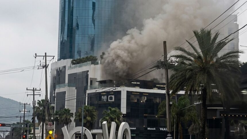 Evacúan a 350 personas por incendio en restaurante "El Tigre" del Metropolitan Center, en San Pedro Garza García