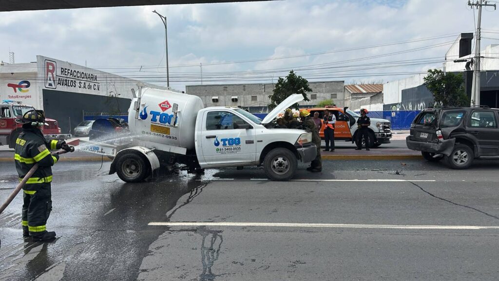 Choque entre 3 autos provoca fuga de gas de una pipa en Guadalupe