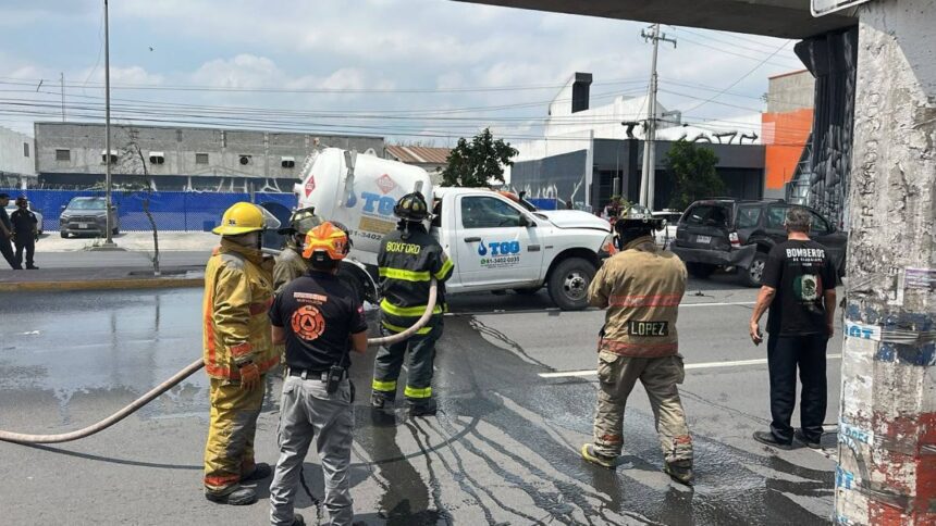 Choque entre 3 autos provoca fuga de gas de una pipa en Guadalupe