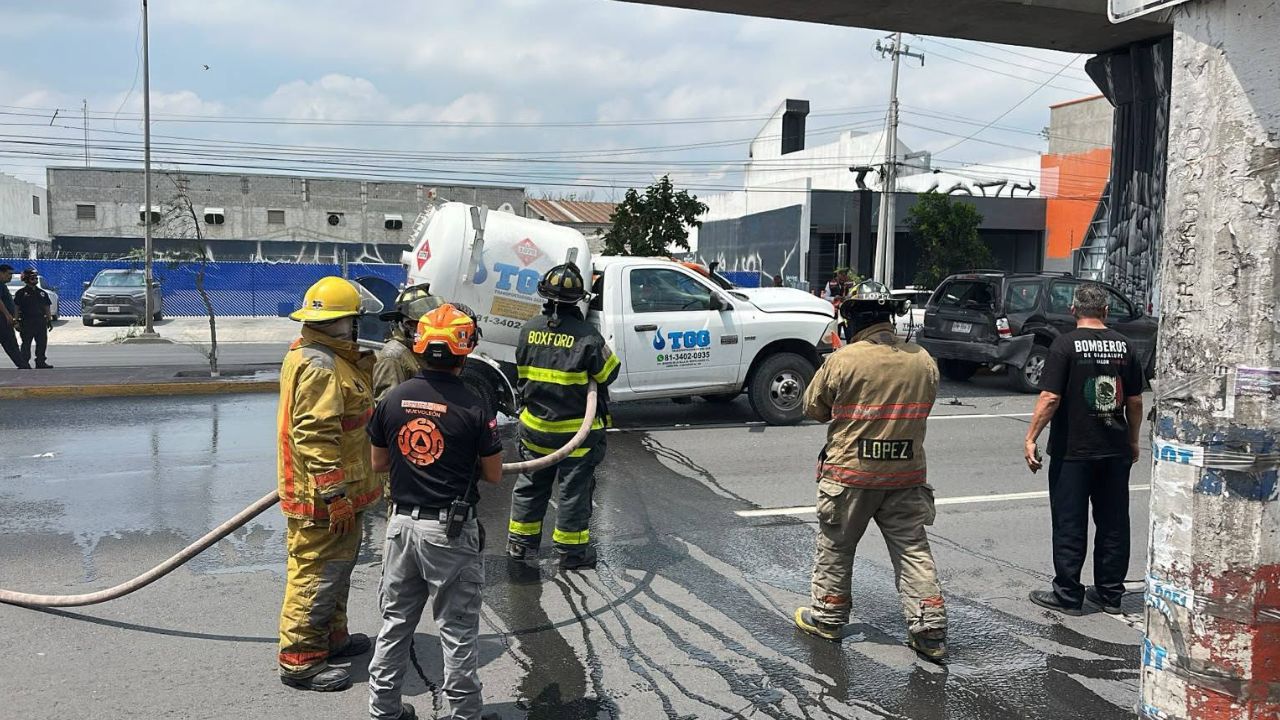 Choque entre 3 autos provoca fuga de gas de una pipa en Guadalupe