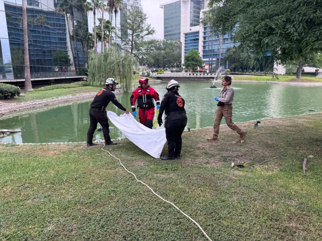 Hallan cuerpo flotando en lago de Torres Moradas en Monterrey