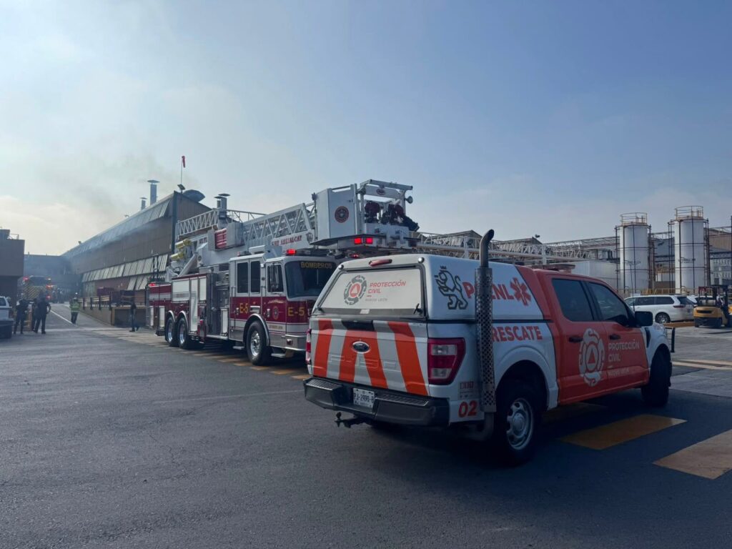 Incendio en planta John Deere en San Pedro; evacúan a 522 trabajadores