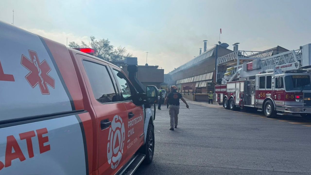 Incendio en planta John Deere en San Pedro; evacúan a 522 trabajadores