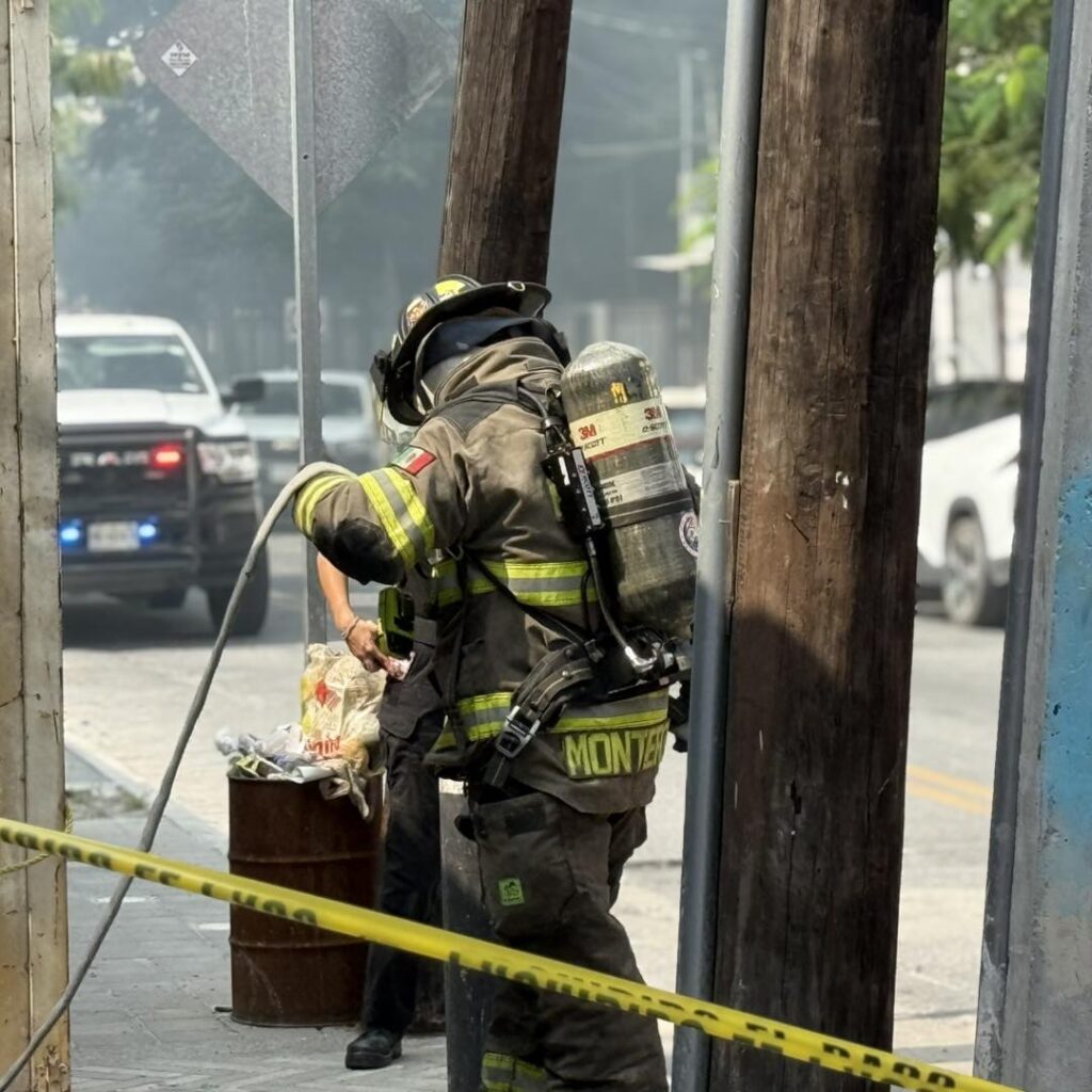 Incendio arrasa lote en el Centro de Monterrey en el cruce de las calles Aramberri y Héroes del 47
