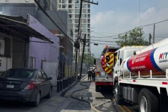 Incendio arrasa lote en el Centro de Monterrey en el cruce de las calles Aramberri y Héroes del 47