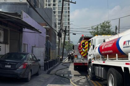 Incendio arrasa lote en el Centro de Monterrey en el cruce de las calles Aramberri y Héroes del 47
