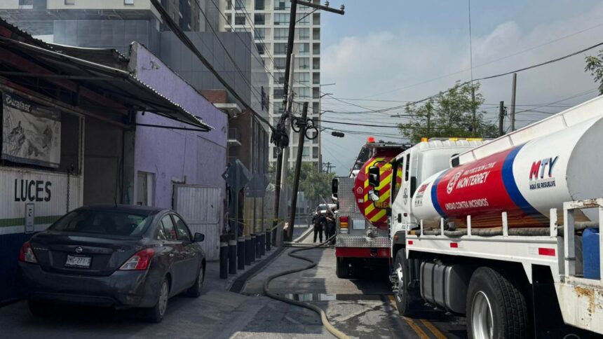 Incendio arrasa lote en el Centro de Monterrey en el cruce de las calles Aramberri y Héroes del 47