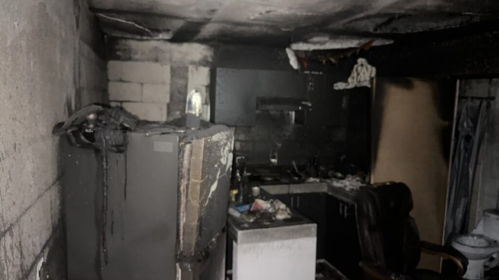 Incendio de edificio en Mitras Centro obliga a evacuar a 112 personas