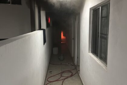 Incendio de edificio en Mitras Centro obliga a evacuar a 112 personas
