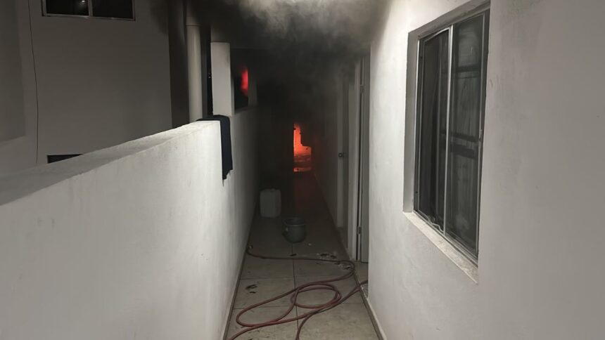 Incendio de edificio en Mitras Centro obliga a evacuar a 112 personas